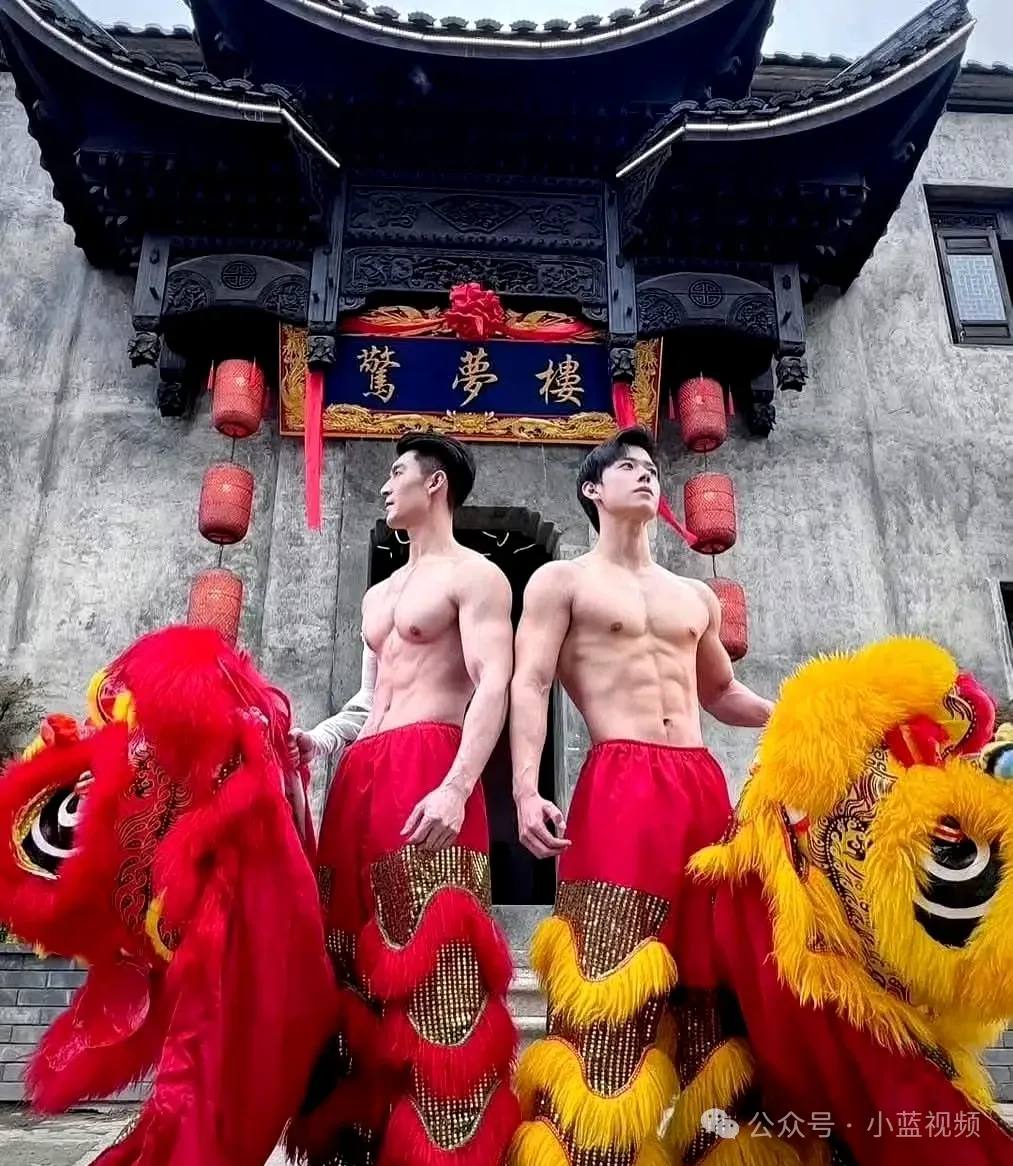 00后舞狮肌肉哥哥秀肌肉惊呆了！