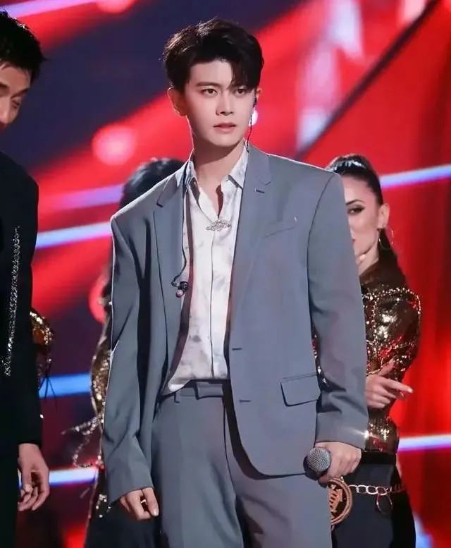英年早婚的4位男明星，与西装适配度1000%！