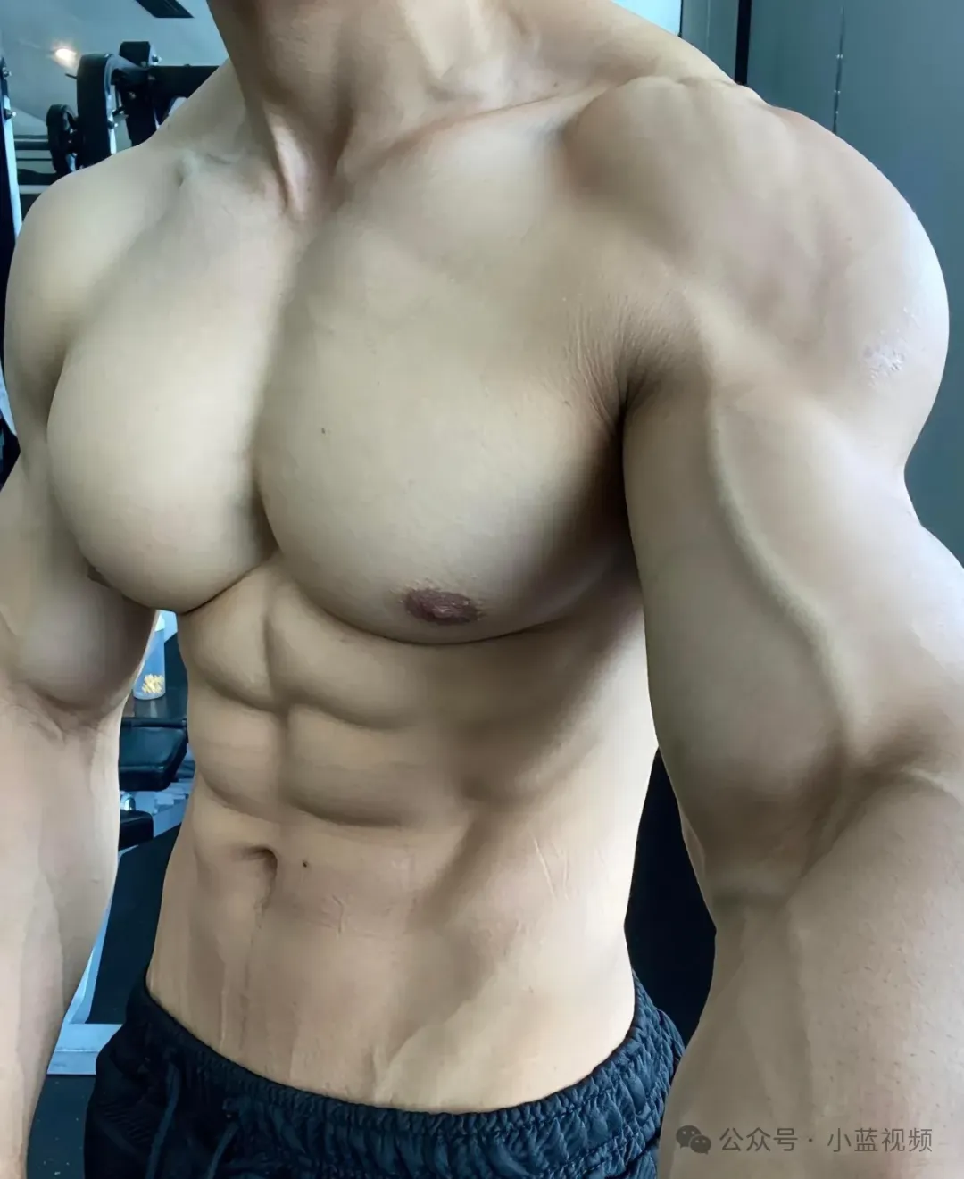 00后舞狮肌肉哥哥秀肌肉惊呆了！