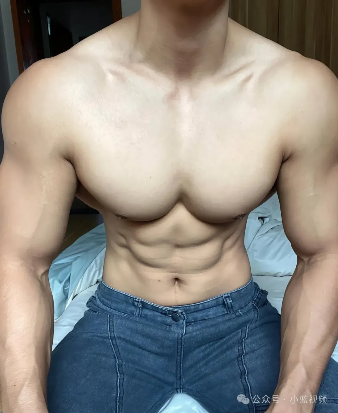 00后舞狮肌肉哥哥秀肌肉惊呆了！