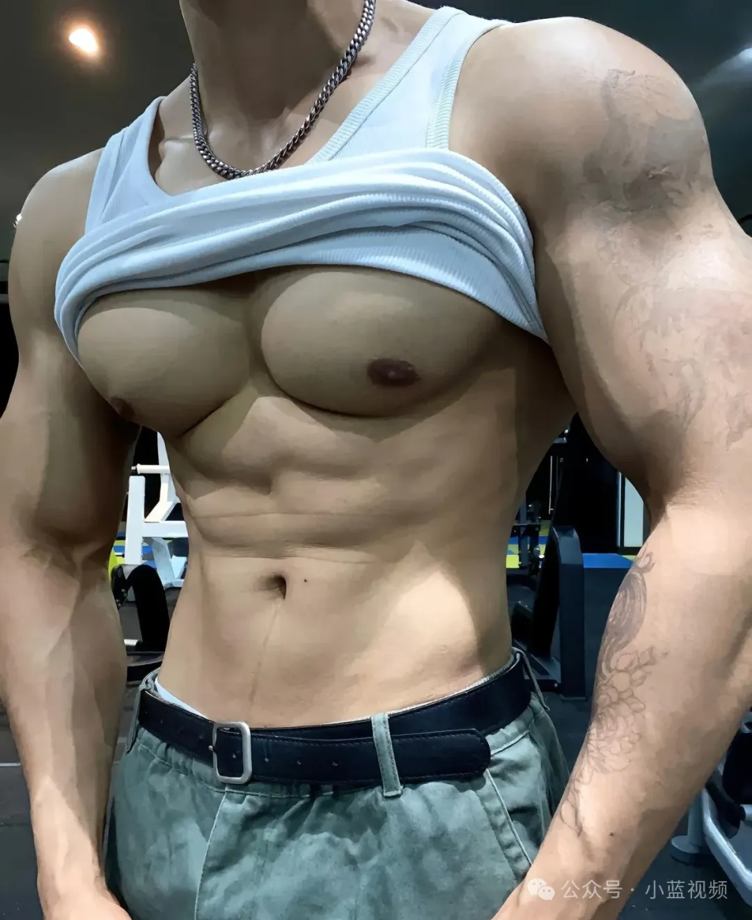 00后舞狮肌肉哥哥秀肌肉惊呆了！