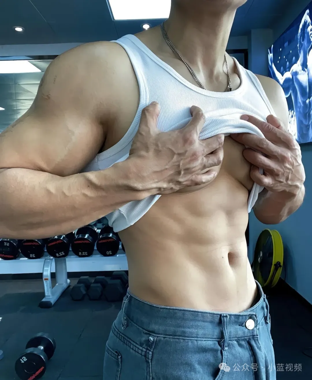 00后舞狮肌肉哥哥秀肌肉惊呆了！