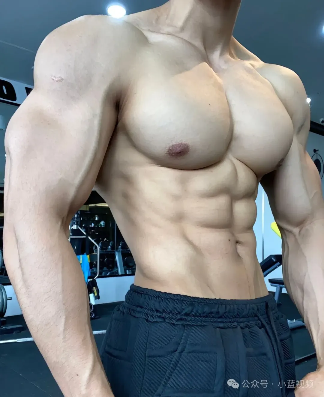 00后舞狮肌肉哥哥秀肌肉惊呆了！