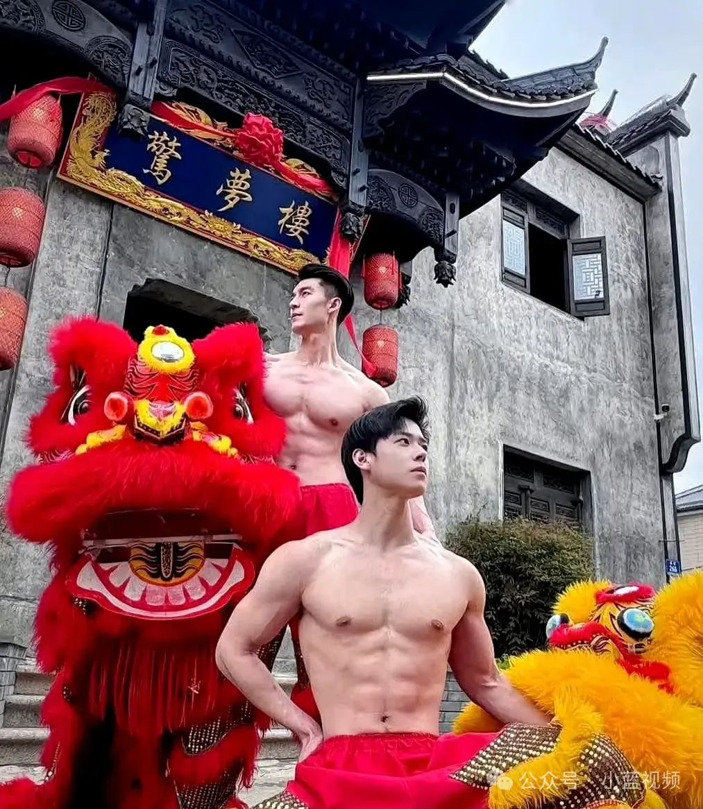 00后舞狮肌肉哥哥秀肌肉惊呆了！
