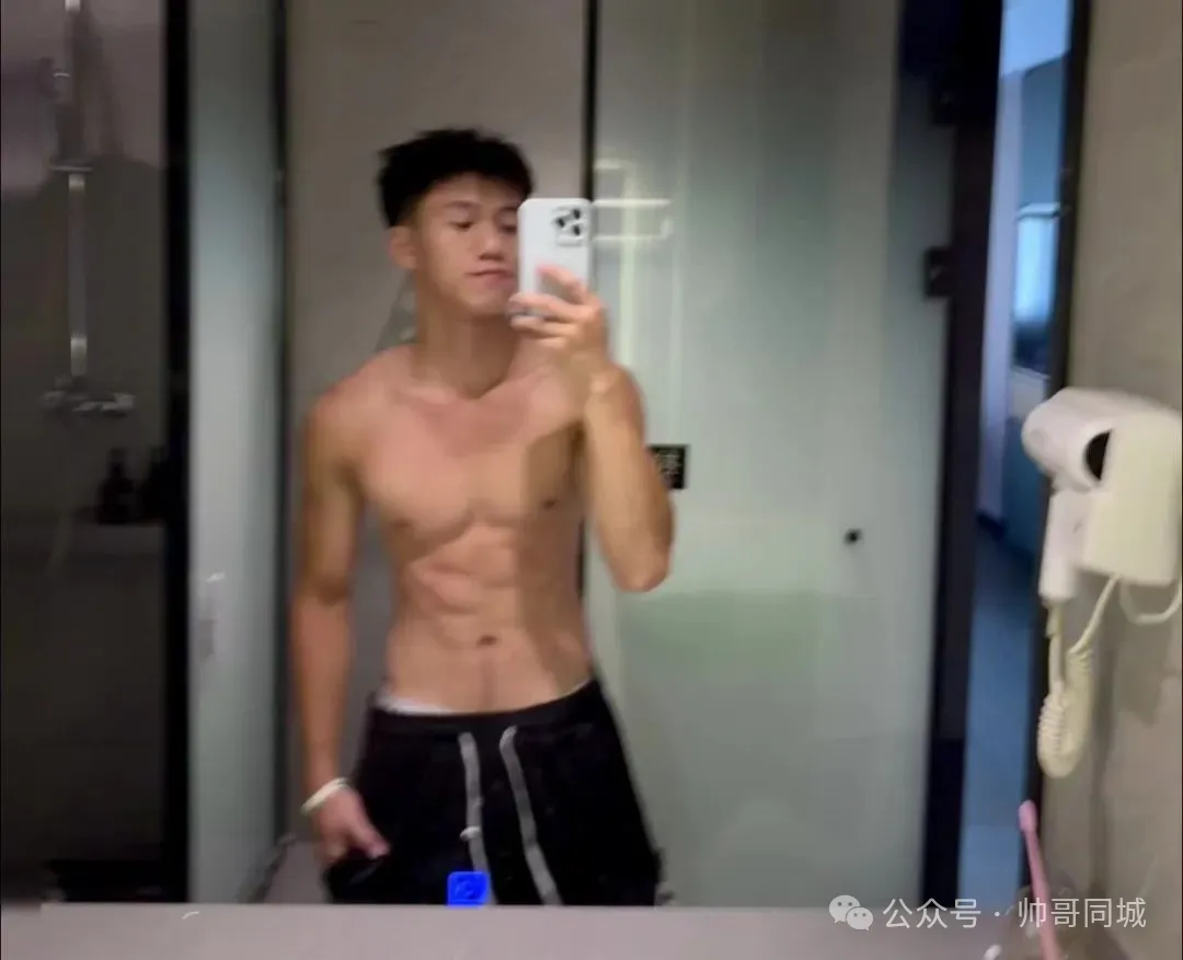 过年回家的兵哥哥穿灰裤子秀肌肉！
