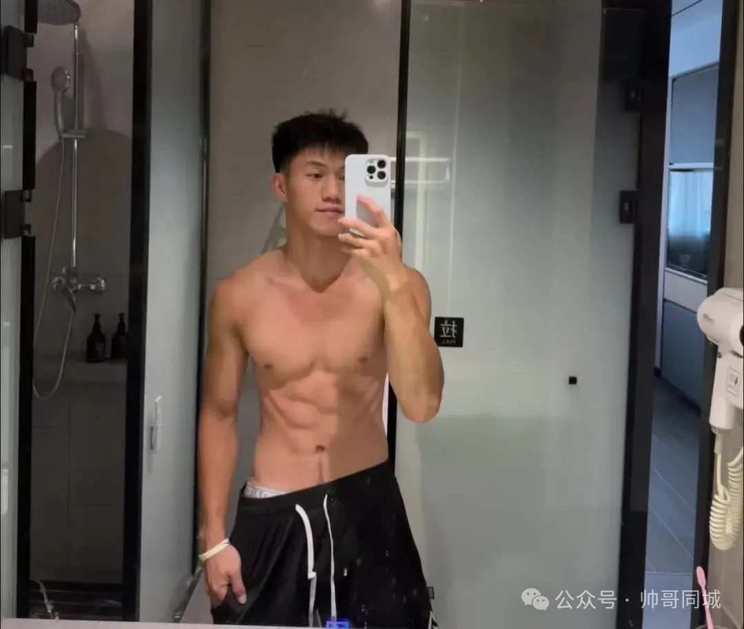 过年回家的兵哥哥穿灰裤子秀肌肉！