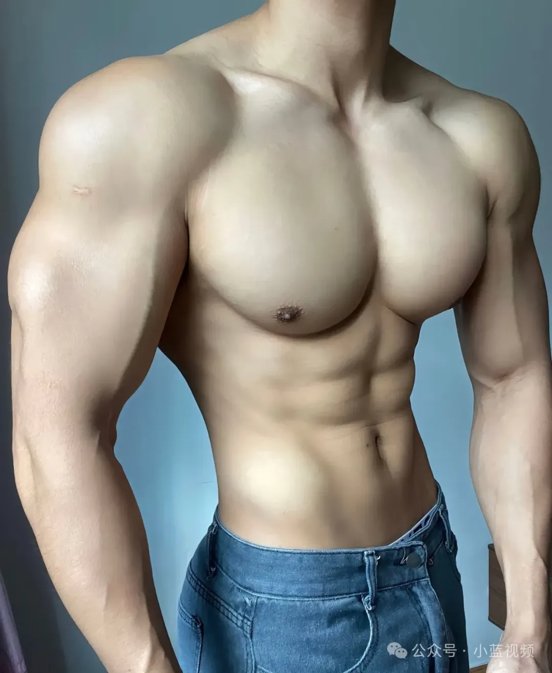00后舞狮肌肉哥哥秀肌肉惊呆了！