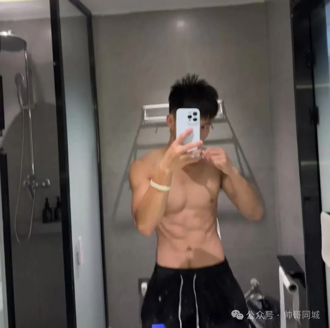 过年回家的兵哥哥穿灰裤子秀肌肉！