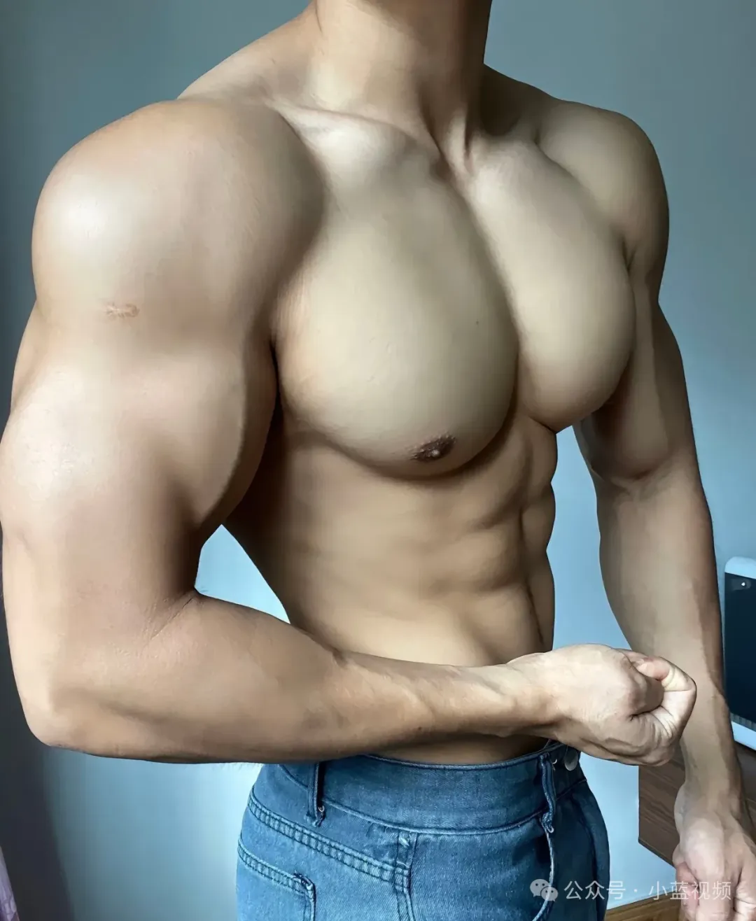 00后舞狮肌肉哥哥秀肌肉惊呆了！