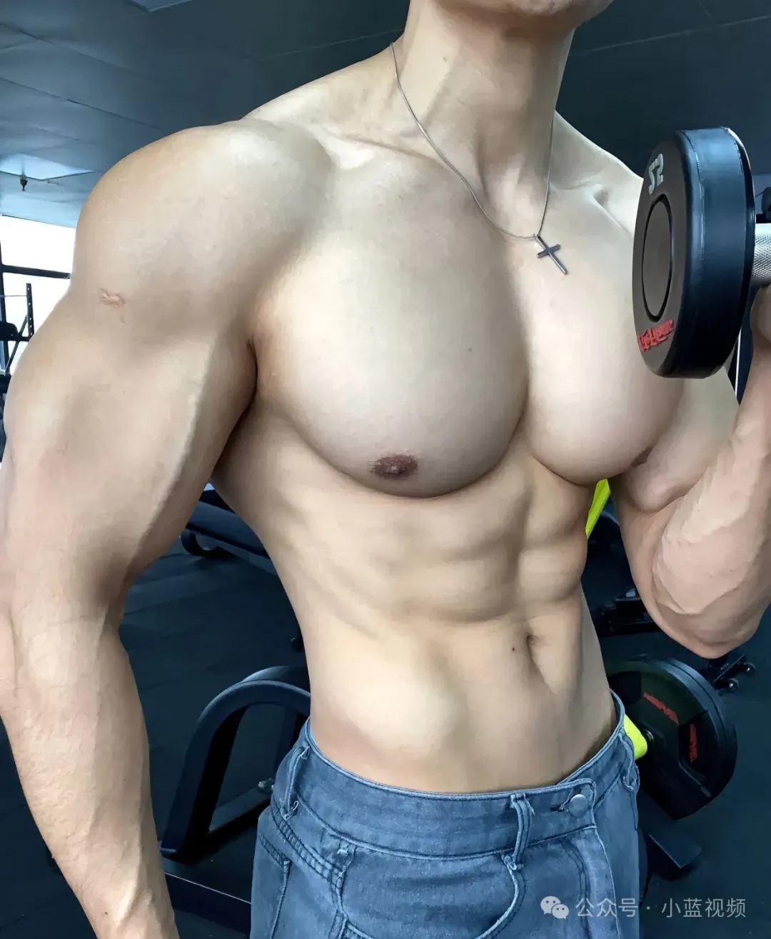 00后舞狮肌肉哥哥秀肌肉惊呆了！