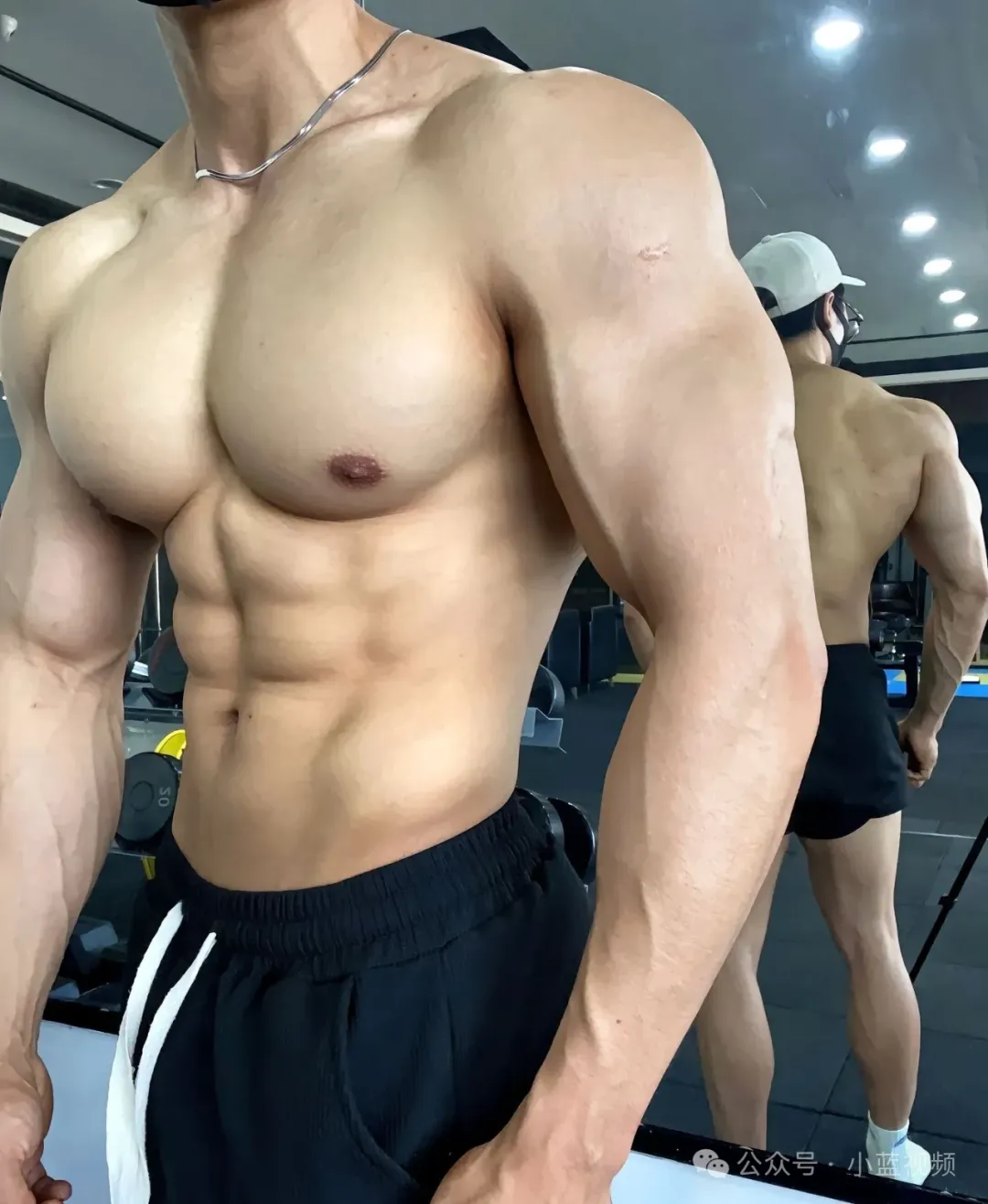 00后舞狮肌肉哥哥秀肌肉惊呆了！