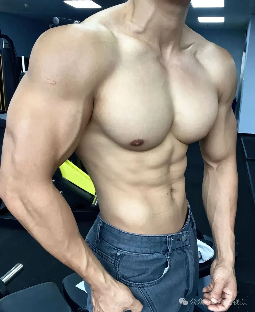 00后舞狮肌肉哥哥秀肌肉惊呆了！
