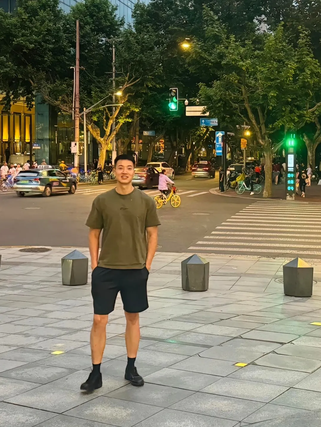 健身房自拍兵哥哥，蓝色内裤边露出太诱人了！