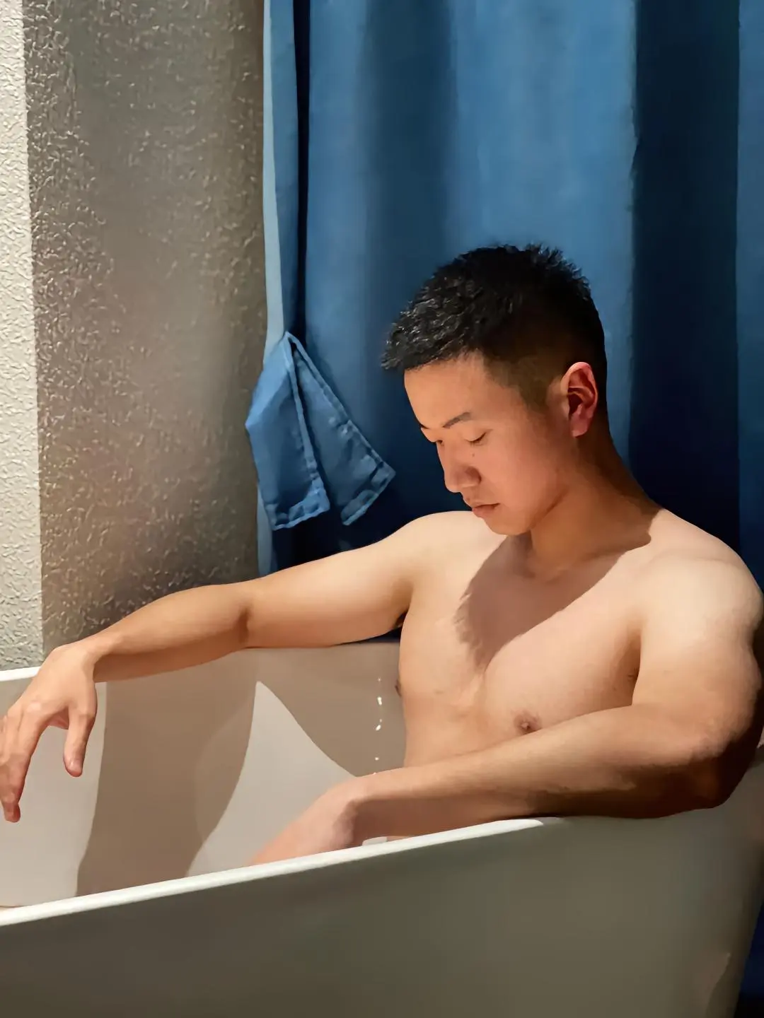 健身房自拍兵哥哥，蓝色内裤边露出太诱人了！